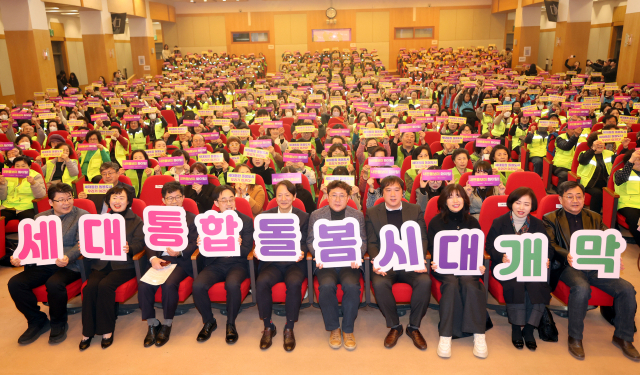 16일 오후 부산 연제구 부산시청 대강당에서 ‘리본 프로젝트 비전 선포 및 1만명 내편돌보미 출범식’이 열렸다. ‘리본’은 노년의 재도약(Re-Born)과 이웃·세대 간 연결(Ribbon)의 의미를 함께 담은 명칭으로, 선발된 내편돌보미는 노인, 아동, 장애인, 취약계층 등 돌봄이 필요한 시민에게 신체 건강, 사회적 관계, 일상생활 등을 종합적으로 지원한다. 이재찬 기자 chan@