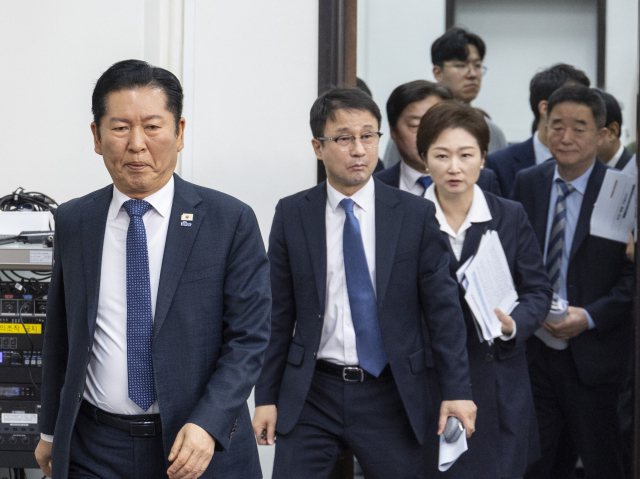 더불어민주당 정청래 대표와 한병도 원내대표를 비롯한 최고위원들이 16일 국회에서 열린 최고위원회의에 입장하고 있다. 연합뉴스