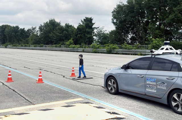 천안시 풍세면에 위치한 한국자동차연구원 본원 주행시험장(PG)에서 저속자율주행 공인시험을 진행하고 있는 모습(보행자를 인식하고 정차한 상황). 한자연 제공