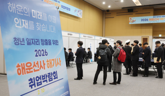 지난달 10일 부산 동구 부산항국제전시컨벤션센터에서 열린 ‘2026 해운선사 해기사 취업박람회’에서 구직자들이 면접을 보기 위해 줄을 서 있다. 정종회 기자 jjh@
