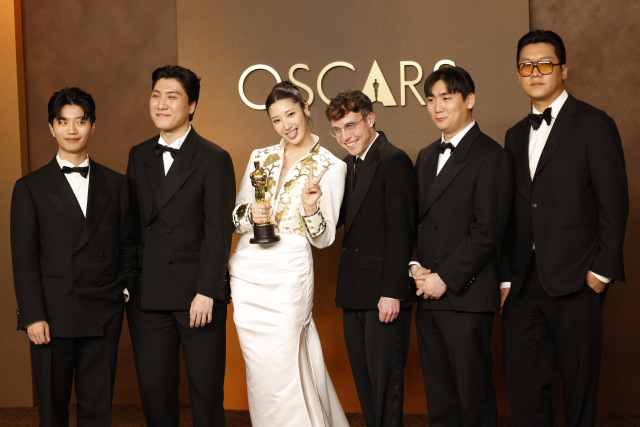 15일(현지시간) 미국 로스앤젤레스(LA) 돌비 극장에서 열린 제98회 아카데미(오스카) 시상식에서 '케데헌'의 오리지널사운드트랙(OST) '골든'이 주제가상을 받았다. EPA연합뉴스