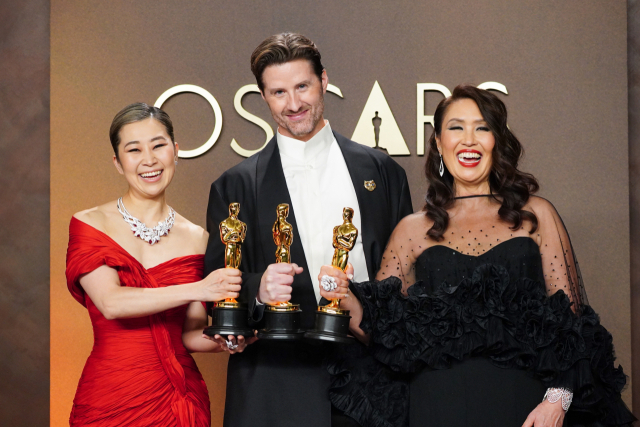 15일(현지시간) 미국 로스엔젤레스(LA) 돌비극장에서 열린 제98회 아카데미 시상식에서 매기 강(왼쪽부터) 감독과 공동 연출자 크리스 아펠한스, 제작자 미셸 웡이 수상 후 포즈를 취하고 있다. AP연합뉴스
