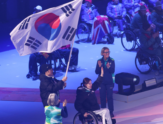 15일(현지시간) 이탈리아 코르티나 컬링 올림픽 스타디움에서 열린 2026 밀라노·코르티나담페초 동계 패럴림픽 폐막식에서 대한민국 선수단 기수 이제혁과 백혜진이 입장하고 있다. 연합뉴스