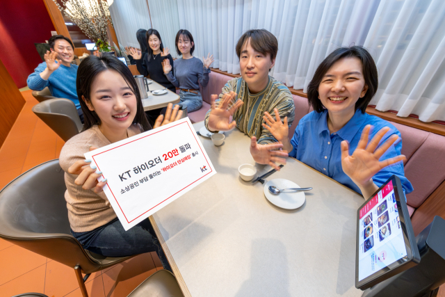 KT의 테이블오더 서비스 ‘하이오더’ 설치 대수가 20만 대를 넘어섰다. 사진은 모델이 KT의 ‘하이오더’를 설명하는 모습. KT 제공.