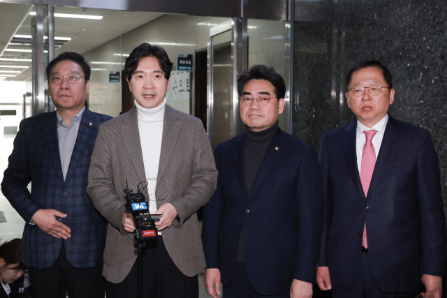 국민의힘 박성훈 수석대변인 등 부산 지역 의원들이 17일 국회에서 부산시장 후보 공천과 관련해 장동혁 대표와 면담한 뒤 면담 내용을 설명하고 있다. 연합뉴스