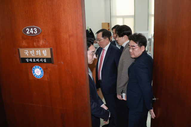 국민의힘 박성훈 수석대변인 등 부산 지역 의원들이 17일 국회에서 부산시장 후보 공천과 관련해 장동혁 대표와 면담한 뒤 박준태 당대표 비서실장, 정희용 사무총장 등과 대화하고 있다. 연합뉴스