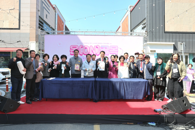 양산시가 지난 14일 물금신도시 내 나래메트로시티 상가에서 ‘온 골목 플리마켓’ 행사에 들어갔다. 이 행사는 21일까지 진행된다. 양산시 제공