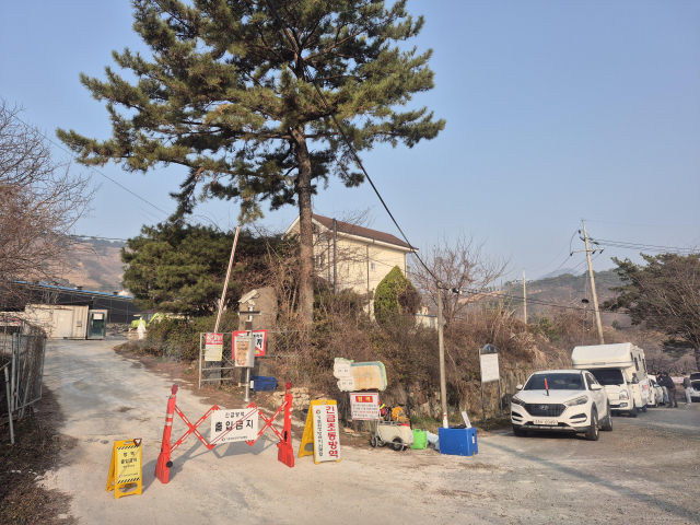 경남 산청군 한 양돈농장에서 아프리카돼지열병이 발생해 긴급 방역이 이뤄지고 있다. 경남도 제공