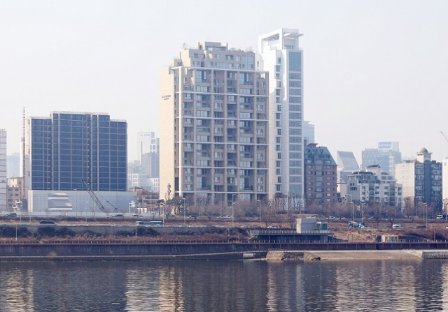 서울 강남구 청담동 '에테르노 청담'이 2년 연속으로 전국 공시가격 최고 아파트에 이름을 올렸다. 연합뉴스