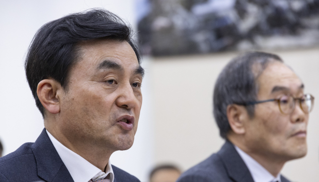 안규백 국방부 장관이 17일 국회에서 열린 국방위 전체 회의에 출석해 미국 측의 호르무즈 해협 파병 요청에 대한 의원 질의에 답하고 있다. 연합뉴스