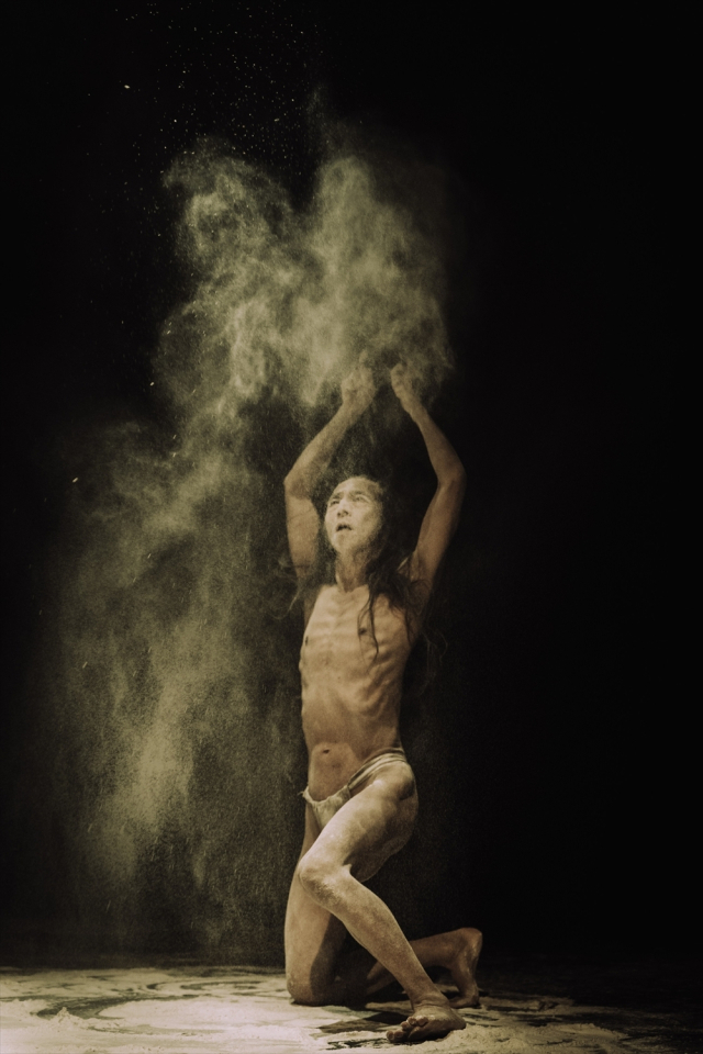 일본의 2세대 부토 무용가 다케노우치 아쓰시의 ‘HIBI-나날’ 공연 모습. 공간소극장 제공