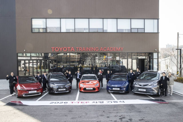 한국토요타차가 17일 산학협력용으로 전국 5개 교육기관에 교육용 차량을 기부했다. 차량 기증식 모습.한국토요타차 제공