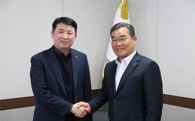 이윤상 가덕도신공항건설공단 이사장이 3월 17일 대우건설 김보현 대표를 만나 악수하고 있다. 가덕도신공항건설공단 제공