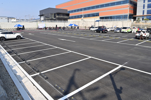 공영주차장은 130면 규모로 캠핑카와 카라반 등의 장기 주차 문제를 해결하기 위해 확대형 주차면을 갖췄다. 진주시 제공