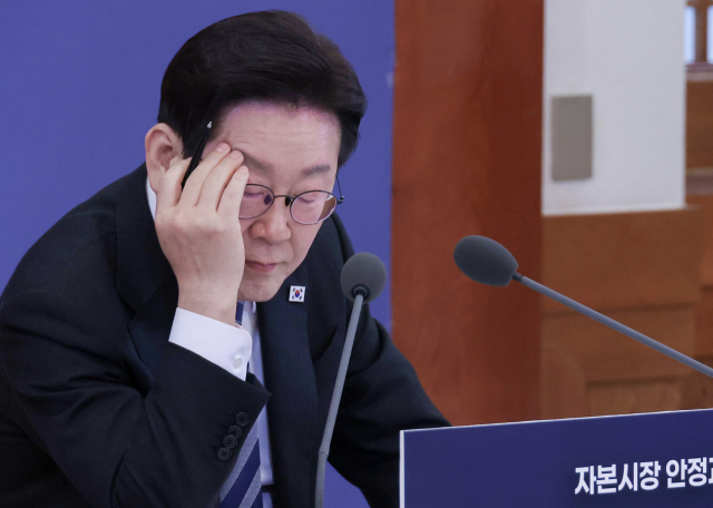 이재명 대통령이 18일 청와대에서 열린 '자본시장 안정과 정상화' 간담회에서 참석자 발언을 듣고 있다. 연합뉴스