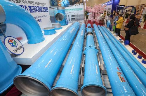 18일 부산 해운대구 벡스코 제1전시장에서 2026 국제물산업박람회(WATER KOREA)가 개막했다. 20일까지 열리는 이번 행사에는 물 산업 관련 기업 216곳이 참가해 최신 기술을 소개하고, 더불어 수출구매 상담회와 세미나, 체육대회, 논문공모전, 학술대회, 취업박람회 등도 열린다. 김종진 기자 kjj1761@