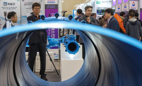 18일 부산 해운대구 벡스코 제1전시장에서 2026 국제물산업박람회(WATER KOREA)가 개막했다. 20일까지 열리는 이번 행사에는 물 산업 관련 기업 216곳이 참가해 최신 기술을 소개하고, 더불어 수출구매 상담회와 세미나, 체육대회, 논문공모전, 학술대회, 취업박람회 등도 열린다. 김종진 기자 kjj1761@