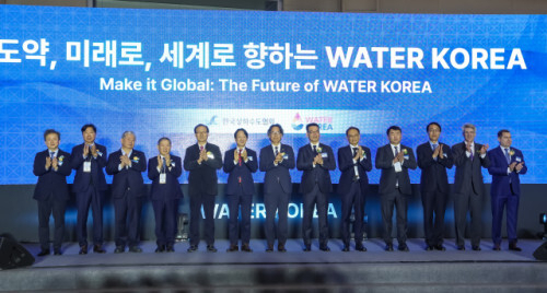 18일 부산 해운대구 벡스코 제1전시장에서 2026 국제물산업박람회(WATER KOREA)가 개막했다. 20일까지 열리는 이번 행사에는 물 산업 관련 기업 216곳이 참가해 최신 기술을 소개하고, 더불어 수출구매 상담회와 세미나, 체육대회, 논문공모전, 학술대회, 취업박람회 등도 열린다. 김종진 기자 kjj1761@