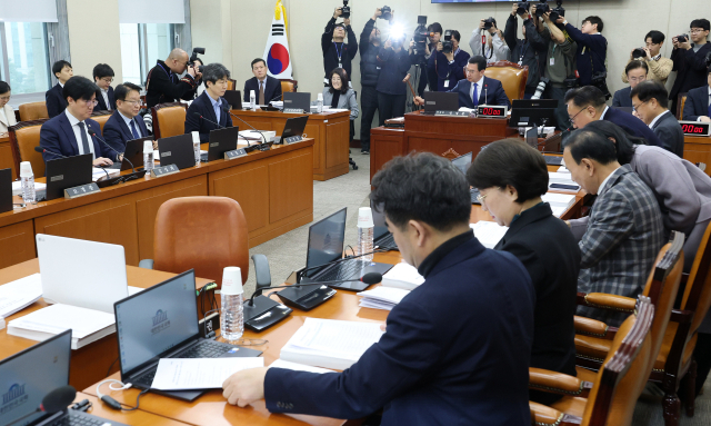 신정훈 위원장이 18일 국회에서 열린 행정안전위원회 전체회의에서 중대범죄수사청 조직 및 운영에 관한 법 등 이날 상정된 법안을 처리하고 있다. 연합뉴스