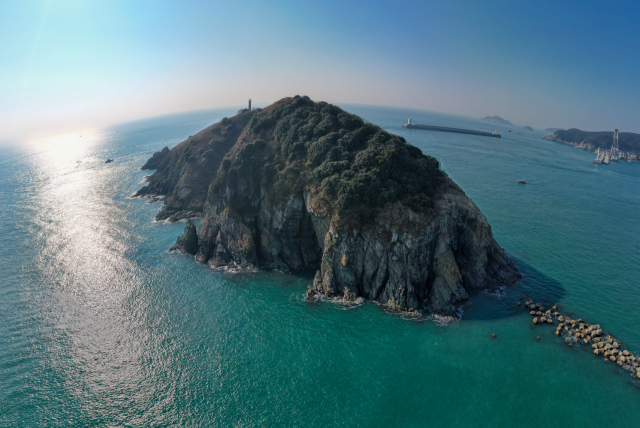 부산시가 갈맷길 주요 지점을 선정해 전망대, 야간 경관을 확대하고 휴식 공간 등을 조성하는 명소화 사업을 올해부터 본격 추진한다. 사진은 사업 대상지인 서구 암남공원 두도 전망대에서 바라본 두도 전경. 서구청 제공