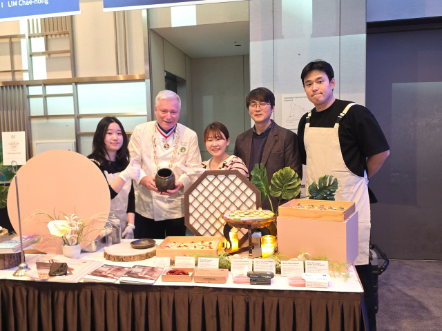 지난 15~16일 서울에서 열린 프랑스명장요리사협회 세계총회에 마련된 K수산식품 홍보행사에서 덕화푸드 장종수 대표와 연구개발팀이 프랑스 요리사에게 명란을 활용한 메뉴를 선보여 호평을 받았다. 덕화푸드 제공
