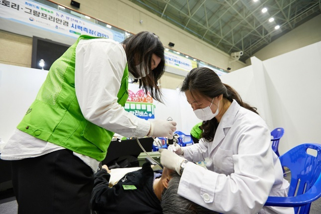 농촌 왕진버스 의료진이 현장에서 농업인들을 진료하고 있다. 농식품부 제공