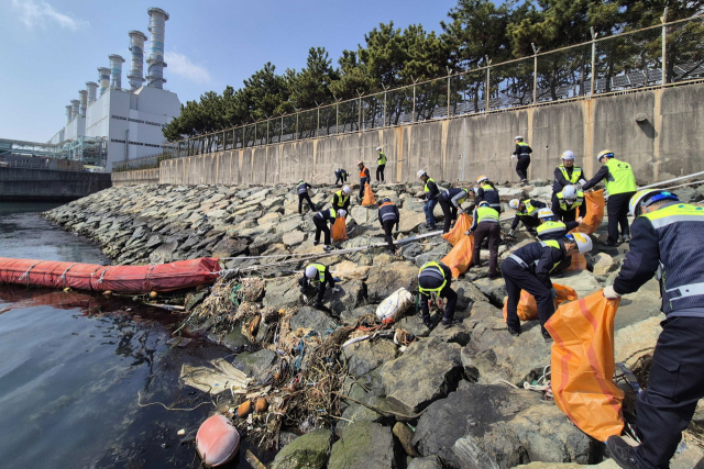 한국남부발전 부산빛드림본부 임직원들이 자넌 17일 부산 사하구 감천항 일대에서 정화활동을 하고 있다. 남부발전 제공
