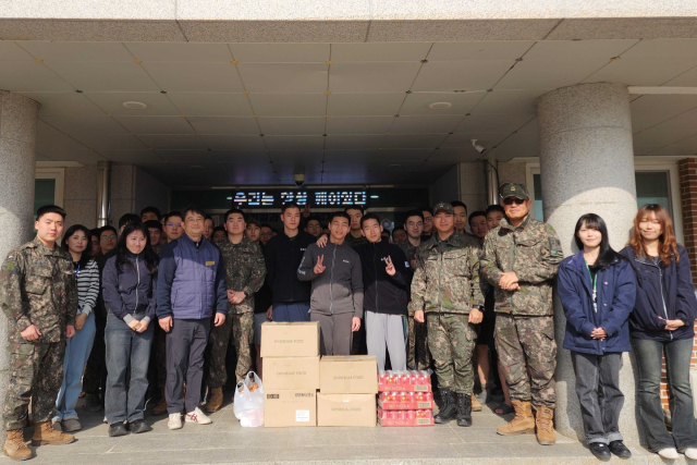 한국부발전 신인천빛드림본부 직원들이 지난 16일 육군 17사단 예하 부대를 방문해 격려물품을 전달한 뒤, 기념촬영을 하고 있다. 남부발전 제공