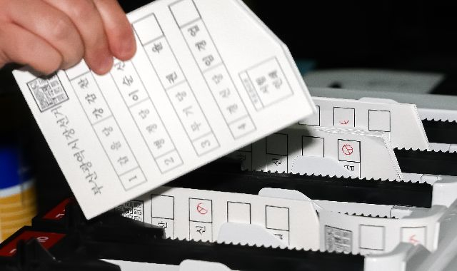 제9회 전국동시지방선거(6월3일)를 앞두고 2월 24일 부산 해운대구 벡스코 제2전시장에서 부산시선거관리위원회 및 구·군 선관위 직원 120여 명이 개표관리 실무능력을 높이기 위한 모의 개표를 진행하고 있다. 김종진 기자 kjj1761@