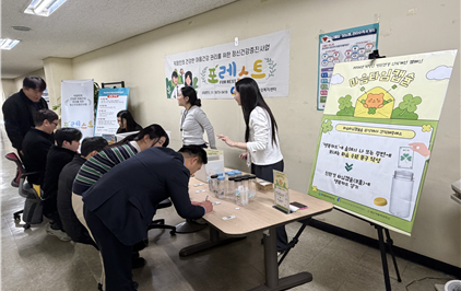 우체국물류지원단 부산지사 및 부산사업소 근로자가 행복카드에 자신의 마음을 담은 응원 메시지를 작성하고 있다. 우체국물류지원단 제공