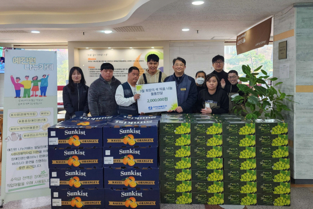 기민석 남부노조 신인천지부위원장(왼쪽 다섯 번째)과 신인천빛드림본부 직원들이 지난 16일 장애인직업재활시설인 ‘예진원’을 방문해 전통시장 구매물품을 전달한 뒤, 기념촬영을 하고 있다. 남부발전 제공