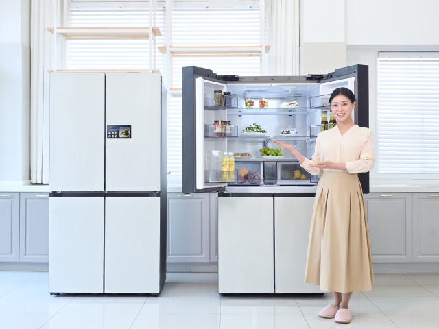 삼성전자 모델이 AI 기반의 고도화된 식재료 관리 기능을 제공하는 2026년형 ‘비스포크 AI 패밀리허브’ 냉장고를 소개하고 있다.삼성전자 제공
