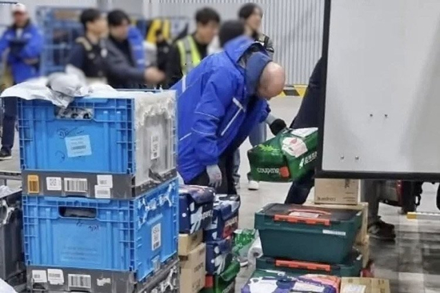 지난 12일 새벽배송 물류 현장에 나온 해롤드 로저스 쿠팡 대표. 온라인 커뮤니티 캡처.