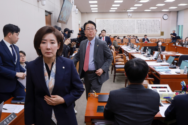지난 18일 국회에서 열린 법제사법위원회 전체회의에서 국민의힘 나경원 의원 등 법사위원들이 중대범죄수사청 설치법안 표결에 불참하기 위해 회의실에서 퇴장하고 있다. 연합뉴스