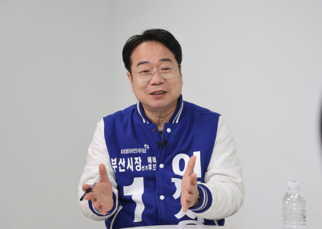 부산시장에 도전장을 내민 더불어민주당 이재성 전 부산시당위원장은 19일 <부산일보TV> 스튜디오에서 진행된 ‘6·3 인터뷰’에 출연해 발언하고 있다. 이재찬 기자 chan@