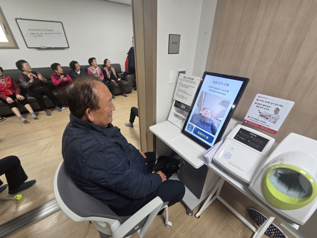 19일 오후 경남 창원시 마산합포구 산호중앙경로당 내 한 어르신이 스트레스 수치를 측정하기 위해 얼굴인식을 진행 중이다. 강대한 기자