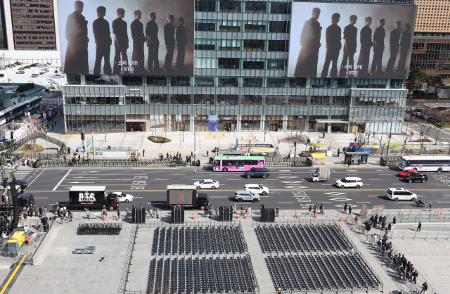 그룹 방탄소년단(BTS)의 광화문 공연을 앞둔 19일 서울 광화문광장에서 공연 준비작업이 이뤄지고 있다. 연합뉴스