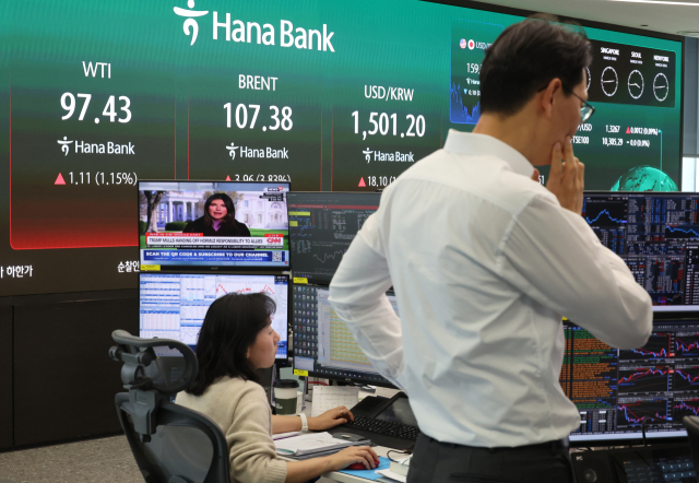 이란 전쟁 격화에 유가 급등, 달러 강세가 지속되는 가운데 19일 서울 중구 하나은행 딜링룸 현황판에 금융위기 이후 최고 수준으로 치솟은 원/달러 환율과 국제 유가 기준인 브렌트유, 미국 서부텍사스산원유(WTI)가 표시되고 있다. 이날 코스피는 전장보다 161.81포인트 내린 5,763.22에 장을 마쳤다. 연합뉴스