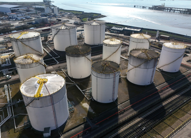 19일(현지시간) 영국 그레이즈의 내비게이터 터미널에 있는 석유, 가스 및 연료 저장 장치를 드론으로 촬영한 이미지. EPA 연합뉴스