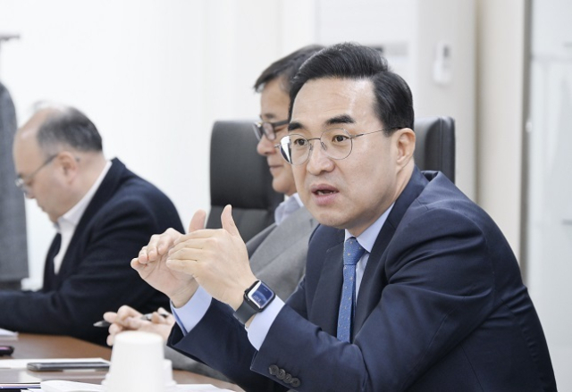 박홍근 기획예산처 장관 후보자가 지난 17일 서울 중구 예금보험공사에서 열린 '민생안정 분야 정책간담회'에서 얘기를 나누고 있다. 기획처 제공