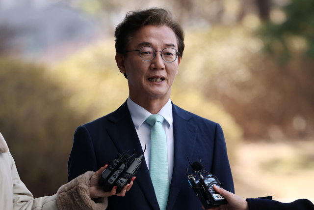 통일교 측으로부터 한일 해저터널 건설 사업 추진 등을 대가로 금품을 받은 혐의를 받는 더불어민주당 전재수 의원이 19일 서울 서초구 정교유착 비리 의혹을 수사하는 검·경 합동수사본부로 출석하며 취재진 질문에 답하고 있다. 연합뉴스