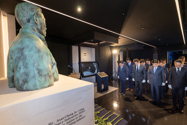 HD현대는 20일(금) 판교에 위치한 HD현대 글로벌R&D센터에서 정기선 회장 등 주요 경영진이 참석한 가운데 정주영 창업자의 25주기 추모식을 진행했다고 밝혔다. HD현대 제공