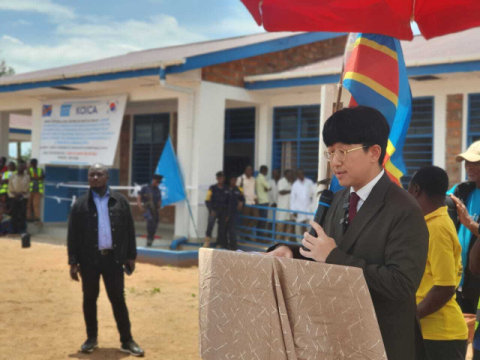 18일(현지시간) 코이카가 유니세프와 함께 진행한 ‘DR콩고 탕가니카 국내실향민(IDPs) 및 귀환민 대상 통합적 서비스 제공을 통한 영유아 질병률 및 사망률 감소 지원 사업’으로 건설된 보건센터 준공식에서 최연재 코이카 DR콩고 사무소장이 축사를 하고 있다.
