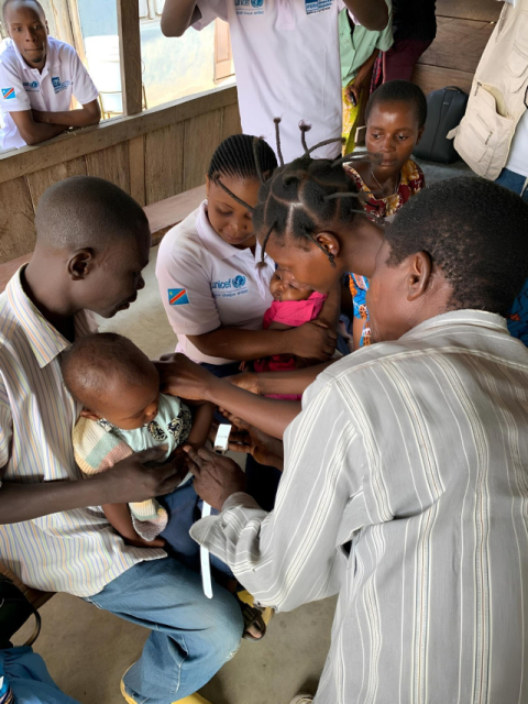 코이카가 유니세프와 함께 진행한 ‘DR콩고 탕가니카 국내실향민(IDPs) 및 귀환민 대상 통합적 서비스 제공을 통한 영유아 질병률 및 사망률 감소 지원 사업’을 통해 뉸주 지역 보건센터에서 아동이 의료 지원을 받고 있다.