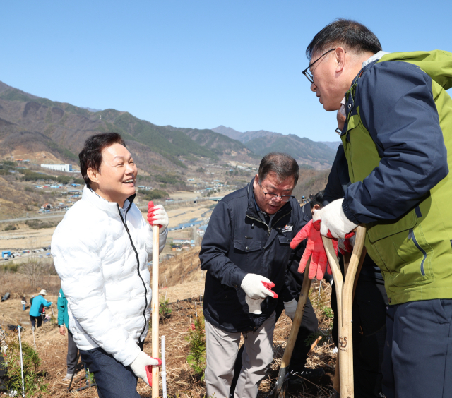 박완수 경남지사가 20일 산불피해지 경남 산청군 시천면에서 나무심기를 하고 있다. 경남도 제공