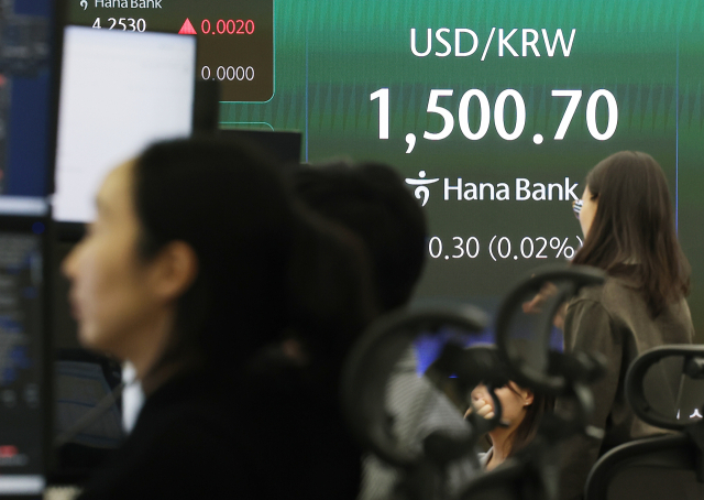 20일 서울 중구 하나은행 본점 딜링룸 전광판에 원·달러 환율이 표시돼 있다. 연합뉴스
