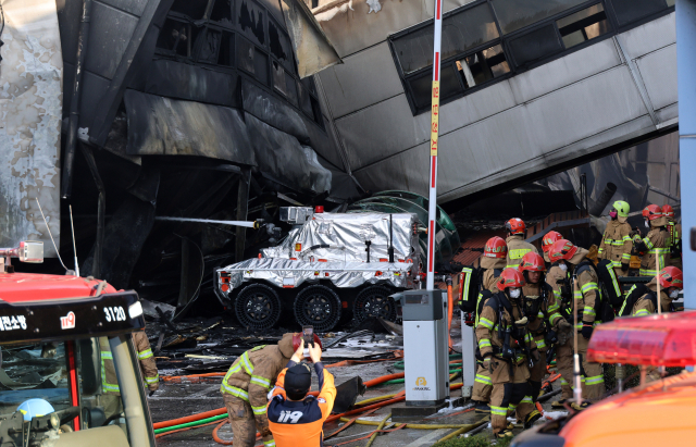20일 오후 대전 대덕구 문평동 한 자동차부품 제조 공장에서 불이나 소방 당국이 로봇을 동원해 진화에 나서고 있다. 연합뉴스