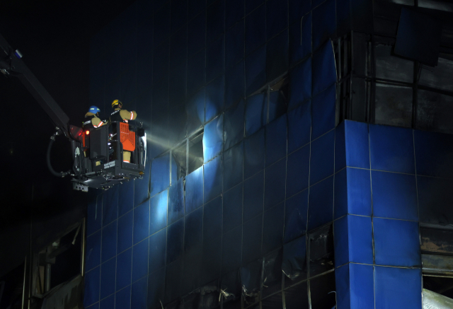 20일 오후 불이 난 대전 대덕구 문평동 한 자동차부품 제조 공장에서 소방 당국이 인명수색을 하고 있다. 연합뉴스
