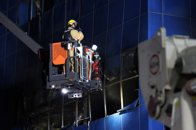 20일 오후 불이 난 대전 대덕구 문평동 한 자동차부품 제조 공장에서 소방 당국이 인명수색을 하고 있다. 연합뉴스