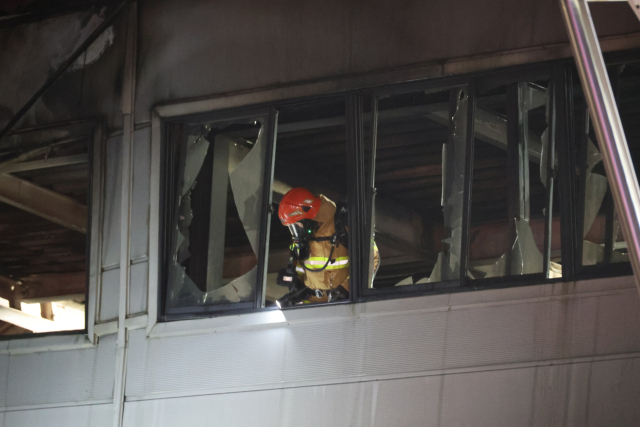 소방 당국이 지난 20일 오후 불이 난 대전 대덕구 자동차부품 제조 공장인 안전공업 내부에서 야간 인명 수색을 하고 있다. 연합뉴스